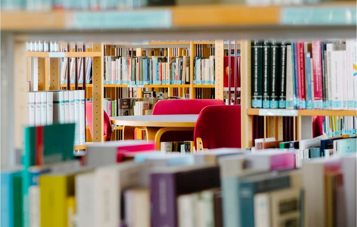 Mangualde: Biblioteca Municipal inaugura exposição “Reflexos – Olhar pela Abstração” de Mar Faísca