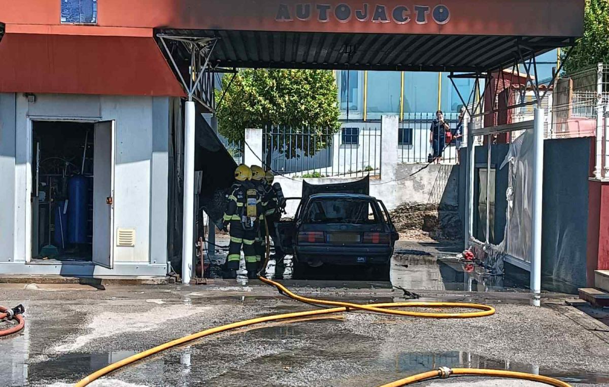 Incêndio em veículo na estação de lavagem da Repsol