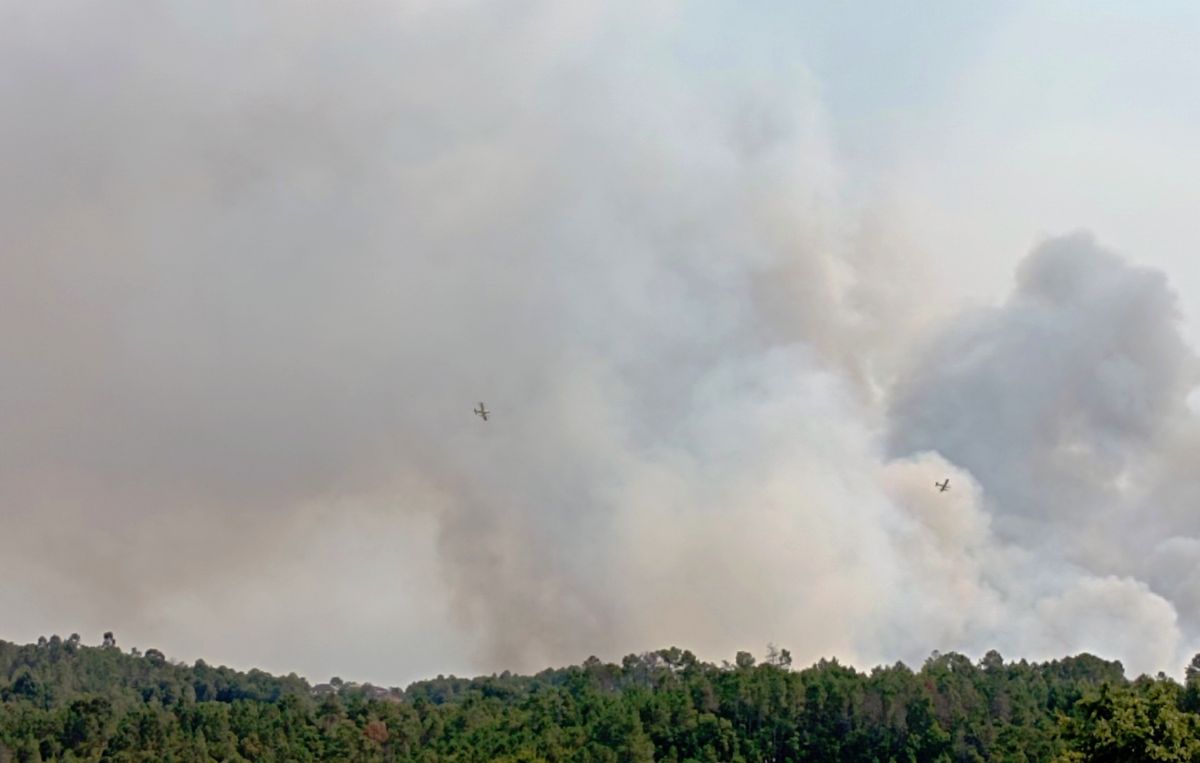 Bombeiros de Mangualde reforçam combate a incêndio em Ferreira de Aves